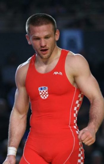 Božo Starčević hrvatski je reprezentativac u hrvanju. Osvajač je europske bronce (2013.) i bronce s Mediteranskih igara 2018. te zlata sa Sredozemnoga prvenstva 2011.